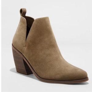 Women's Debbie Boots - Universal Thread™ Taupe NWT